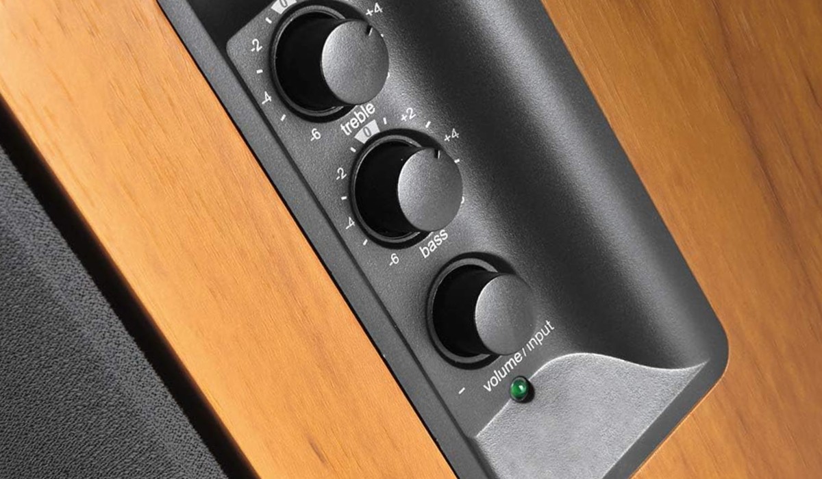Foto detalle de los altavoces Edifier R1280DBs con su mando o conexiones